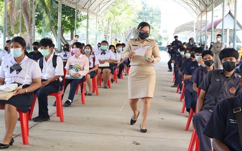 วันที่  22  พฤศจิกายน 2564 วิทยาลัยการอาชีพบ้านแพ้วร่วมกับสาธารณสุขอ-เภอบ้านแพ้ว โรงพยาบาลส่งเสริมสุขภาพตำบลเจ็ดริ้ว นำโดย นายจรูญ อินไข ผู้อำนวยการวิทยาลัยฯ ได้เปิดการเรียนการสอนในรูปแบบ On-site (มาเรียนที่โรงเรียน) ของนักเรียนกลุ่ม A พร้อมทำการตรวจหาเชื้อไวรัสโคโรนา 2019 แบบ ATK ให้กับบุคลากร และนักเรียน กลุ่ม A เป็นไปด้วยความเรียบร้อยปลอดภัยทั้งผู้บริหาร ครู บุคลากรทางการศึกษา และนักเรียน